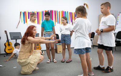 „Timi și copiii”: tabără de muzică, teatru și dans pentru copiii din Dacia și Plopi-Kuncz